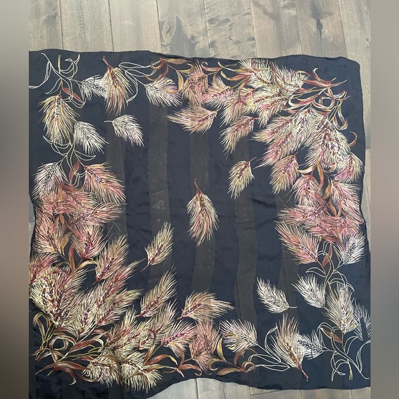 Anne Klein  hand rolled scarf…32*32 inch - Picture 3 of 11